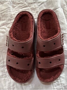 CROCS Classic Cozzzy Open Toe Sandal Burgundy Faux Fur Lined Slides Woman 10 M 8